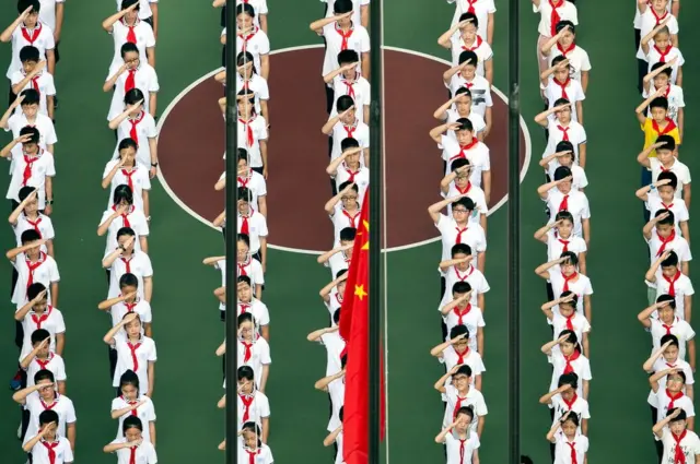 صورة جوية لأطفال يحيون العلم في أول يوم دراسي في إحدى المدن الصينية