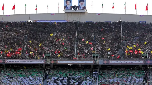 بسیجیان در استادیوم آزادی