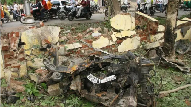 શુક્રવારે વિશેષ અદાલતે વર્ષ 2008માં અમદાવાદ બૉમ્બબ્લાસ્ટ કેસના 38 આરોપીઓને ફાંસી તથા 11ને જનમટીપની સજા ફટકારી હતી, જ્યારે 28ને છોડી મૂકવામાં આવ્યા છે