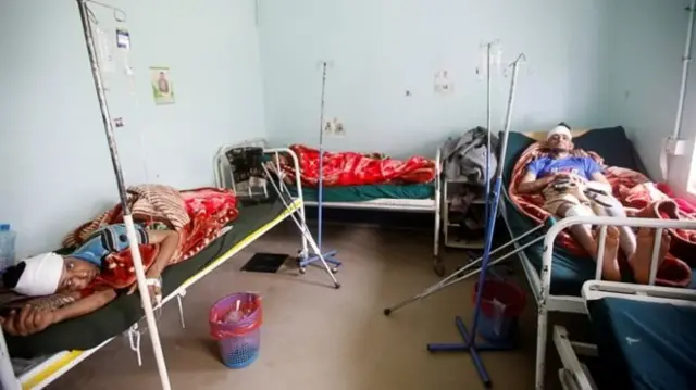 Tahanan dibebaskan pada hari Senin, termasuk 42 korban selamat serangan udara terhadap penjara Houthi.