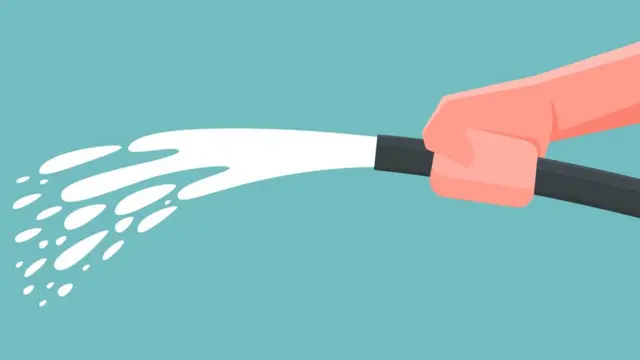 Manguera echando agua.