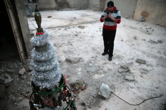Akram Ebu el Foz yaptığı Noel ağacının fotoğrafını çekiyor