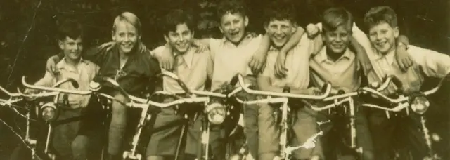 કાર્લ લેહમેન(ડાબેથી ત્રીજા)નો ઉછેર કોલોનમાં થયો હતો, પણ તેમને તેમના ભાઈ જ્યોર્જ (છેક ડાબે) સાથે 1939માં બ્રિટન મોકલી આપવામાં આવ્યા હતા