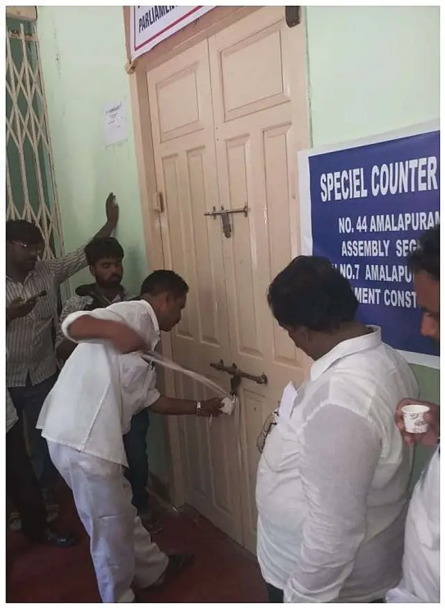 స్ట్రాంగ్ రూమ్‌కు సీల్ వేస్తున్న అధికారులు