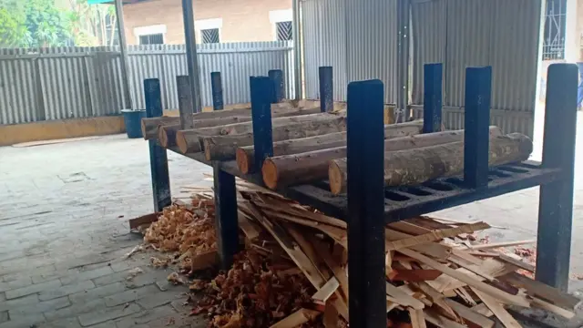 Kuni huwekwa juu na chini ya kichanja cha kumchomea maiti huku maiti akiwekwa kati katika ya kuni