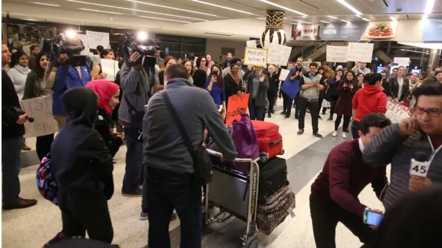 استقبال معترضان از یک خانواده فلسطینی. پدر این خانواده برای ساعتها در فرودگاه هیوستون در بازداشت بود