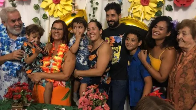 O Coda Flavio com o pai, a mãe, a irmã e demais familiares