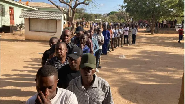 Watanzania wakiwa katika mstari kupiga kura