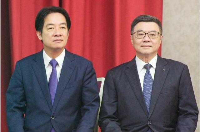台湾总统当选人赖清德（左）在早前公布的内阁名单中，行政院长由民进党前主席卓荣泰（右）出任。