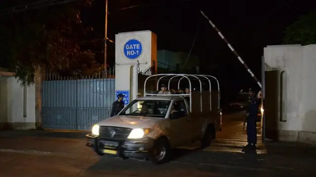 カラチのムシャラフ氏の自宅を出る民兵（18日）