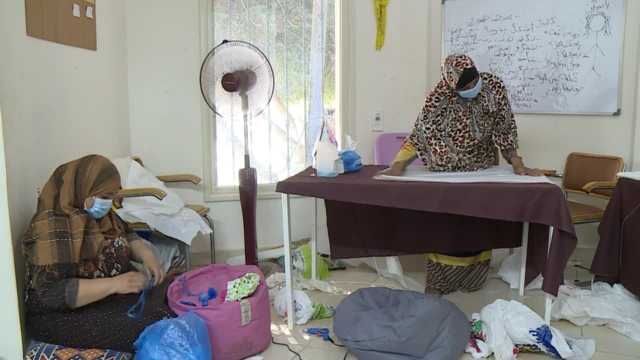 تحويل مخلفات البلاستيك إلى قطع فنية جميلة