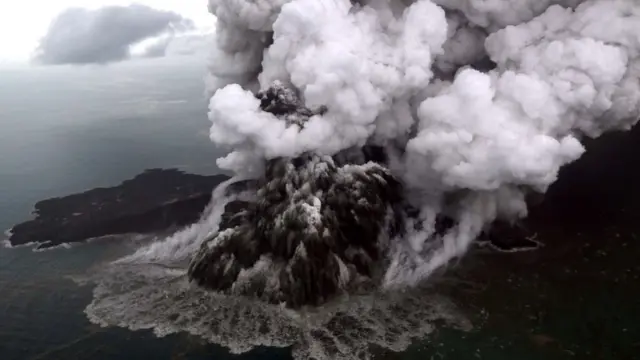 Foto udara letusan gunung Anak Krakatau di Selat Sunda, Minggu (23/12). Badan Meteorologi, Klimatologi, dan Geofisika (BMKG) menyampaikan telah terjadi erupsi Gunung Anak Krakatau di Selat Sunda pada Sabtu, 22 Desember 2018 pukul 17.22 WIB dengan tinggi kolom abu teramati sekitar 1.500 meter di atas puncak (sekitar 1.838 meter di atas permukaan laut).