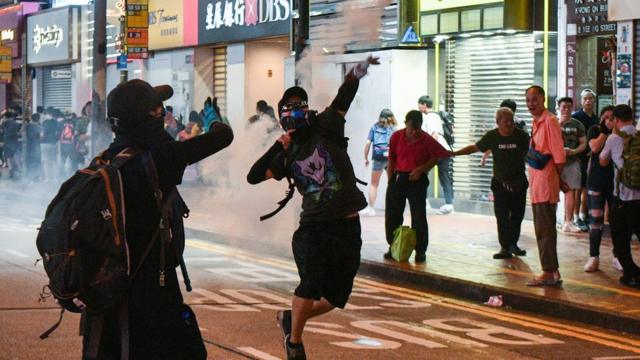 香港示威警民冲突不断发生，政府明言要止暴制乱。