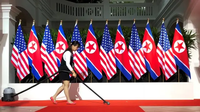 عاملة نظافة تضع اللمسات الأخيرة على الموقع الذي شهد اللحظة التاريخية