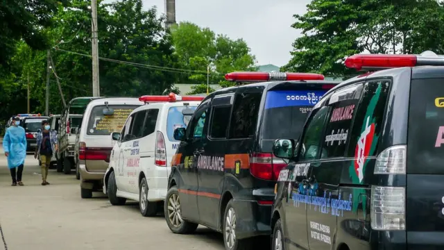 သင်္ဂြိုဟ်ဖို့ စောင့်ဆိုင်းနေတဲ့ နာရေးကူညီရေး အသင်းက ကားများ