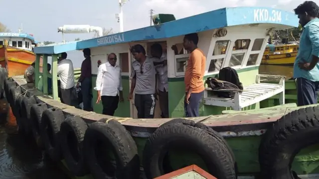 కాకినాడ సమీపంలోని హోప్ ఐలాండ్‌లో తొలిసారి పోలింగ్ బూత్ ఏర్పాటు చేశారు. అక్కడున్న ఓటర్ల కోసం సముద్రం మధ్యలోకి బోటులో వెళ్తున్న పోలింగ్ సిబ్బంది