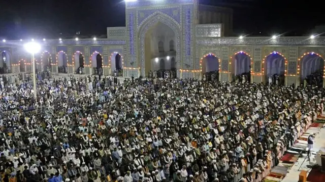 نماز جماعت روزه‌داران شهر هرات افغانستان در روز شنبه