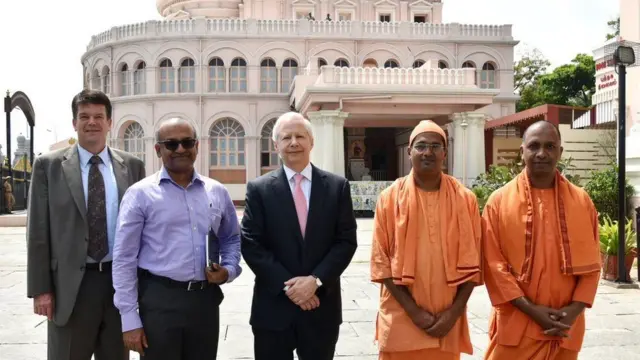 தெருவோர டீ கடையில் டீ ஆற்றிய அமெரிக்க தூதர்