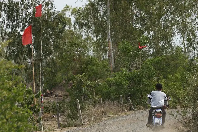 ธงแดงที่ถูกปักรอบๆ หมู่บ้าน