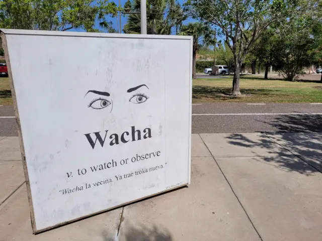 Instalação artística com a palavra "wacha"