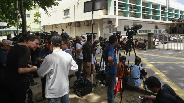 कुआलालंपुर के अस्पताल के बाहर लगा मीडियाकर्मियों का जमावड़ा.