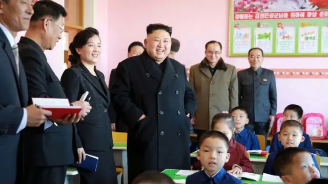 2017년 2월 2일 김정은 북한 국무위원장이 새로 지은 평양고아소학교를 방문하는 모습
