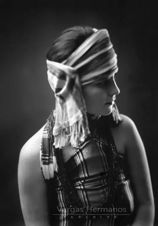Mujer con un pañuelo en la cabeza (Foto: Jaime Laso, representante del archivo fotográfico Vargas Hermanos).