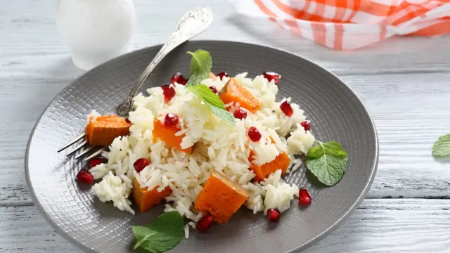 Рис с зернами граната