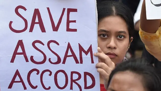 పౌరసత్వ సవరణ చట్టానికి వ్యతిరేకంగా ముంబైలోని ఆజాద్ మైదానంలో నిరసన తెలుపుతున్న యువతి
