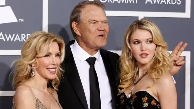 Glen Campbell con su esposa Kim (izquierda) e hija Ashley en Los Ángeles en 2012.