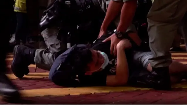 الشرطة بدأت فور سريان القانون تنفيذه باعتقال محتجين قيل إنهم انتهكوه