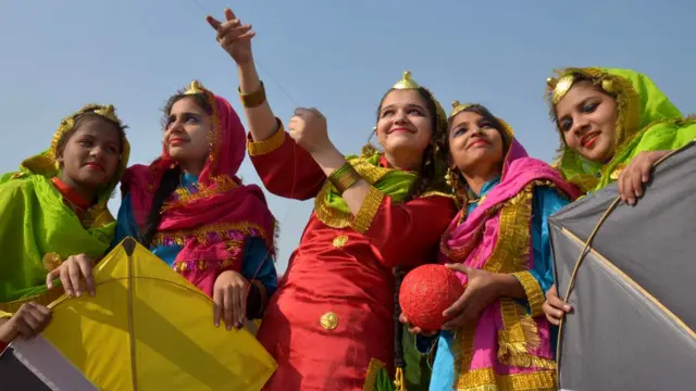 గాలిపటంతో అమ్మాయిలు