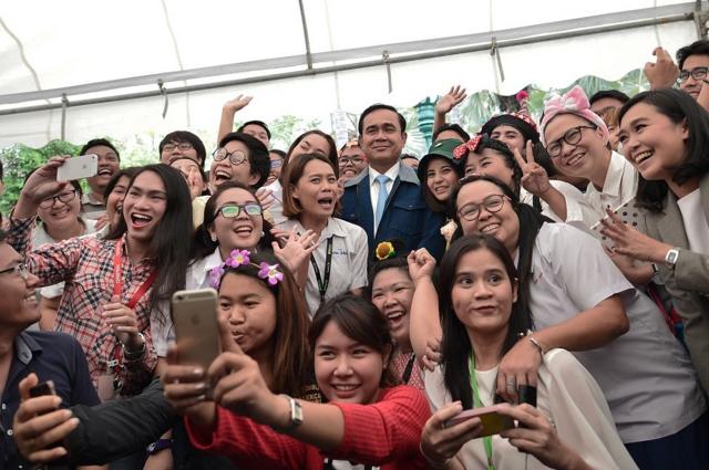 Thai journalistS take A selfie with Thailand Prime Minister