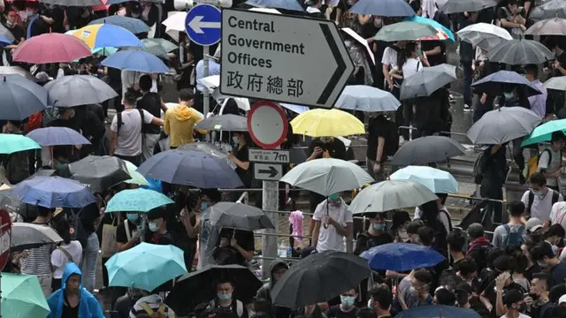 အစိုးရရုံးရှေ့မှာ ကန့်ကွက်ဆန္ဒပြနေကြသူများ