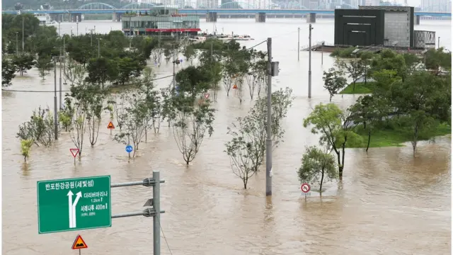 반포한강공원이 주말부터 수도권과 중부지방을 강타한 폭우의 여파로 물에 잠겨 있다