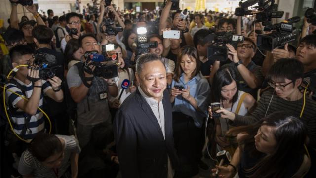 控方称,香港大学法律学院前副教授戴耀廷在2020年提出举办初选协调民主派,目的是在立法会议席过半,无差别否决预算案,逼使行政长官辞职及回应五大诉求。