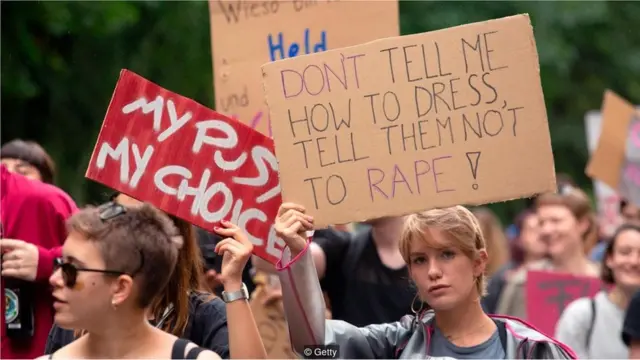 cinsel tacize karşı gösteri yapan kadınlar