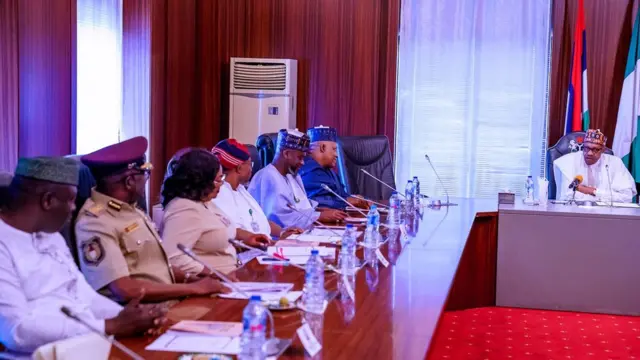 Shugaba Muhammadu Buhari tare da shugabannin hukumar kula da shige da fice