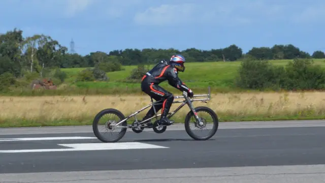 Neil Campbell rompiendo el récord masculino de velocidad en bicicleta