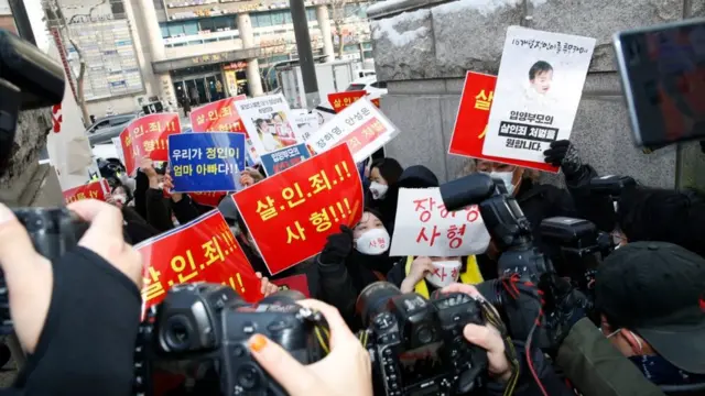 정인이 양부모 첫 재판날 남부지법 앞에서 시위를 하고 있는 대한아동학대방지협회 회원 및 시민들