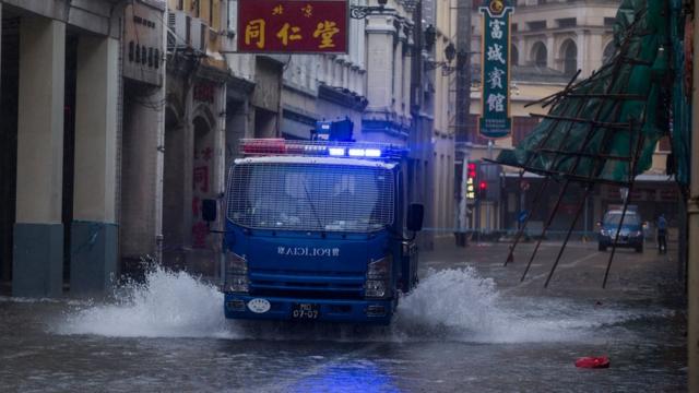 山竹台风下一辆澳门治安警察车辆在内港淹水区域巡逻（16/9/2019）