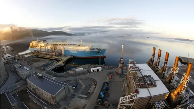 У терминалов со сжиженным газом идет загрузка танкера