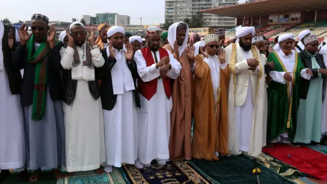 ምዕመናን የኢድ ሶላት በመስገድ ላይ