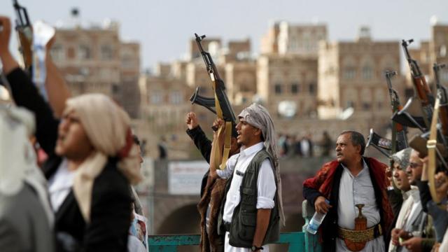 مؤيدون للحوثيين في مسيرة بالعاصمة صنعاء.