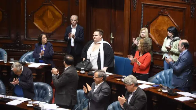 Ovación para Michelle Suárez el día en que asumió como senadora.