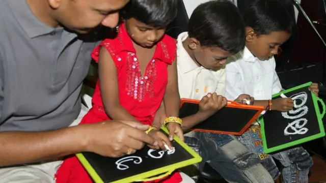 తెలుగు అక్షరాలు దిద్దుతున్న చిన్నారులు