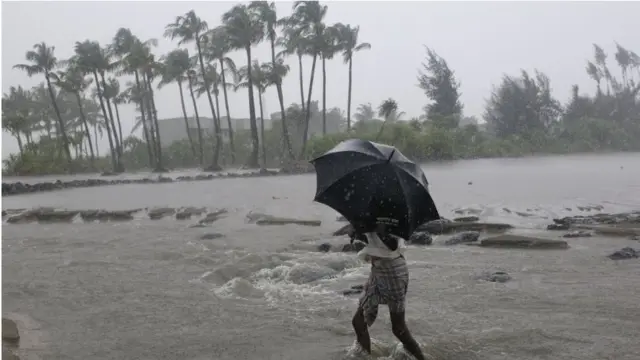 ঘূর্ণিঝড় ফণী আঘাত হানার পর উপকূলে ভারি বৃষ্টিপাত হয়।