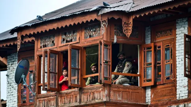 কাশ্মীরে একটি বাড়ির ভেতরে বসেই নজরদারি চালাচ্ছে ভারতীয় সেনা। জুলাই, ২০১৯