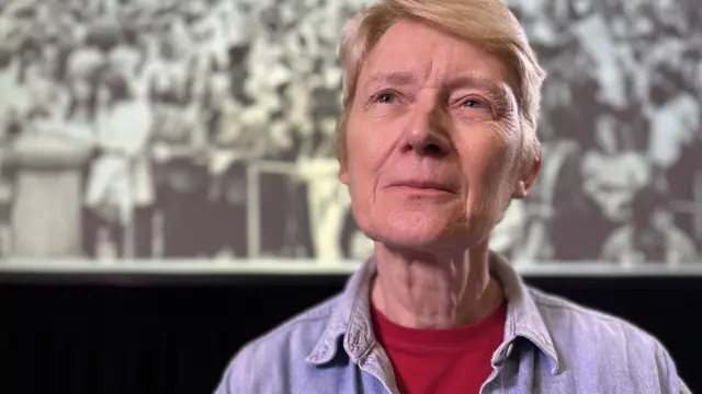 Shân Veillard-Thomas ဟာ သူ့ ချစ်သူမိန်းကလေးနဲ့ ဆုံပြီးနောက်မှာ Gay Liberation Front အဖွဲ့ဝင်ဖြစ်လာသလို အိမ်ကလည်း ထွက်ပြေးလာခဲ့ပါတယ်။