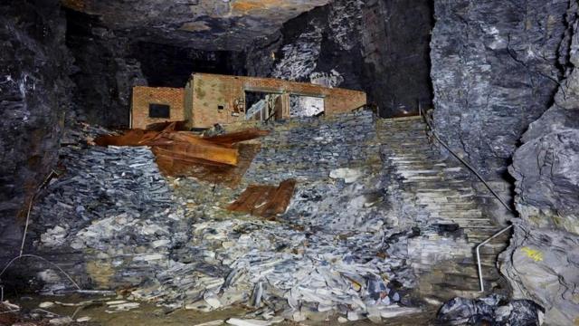 В сланцевой шахте в Маноде до сих пор можно обнаружить признаки того, что здесь было во время Второй мировой